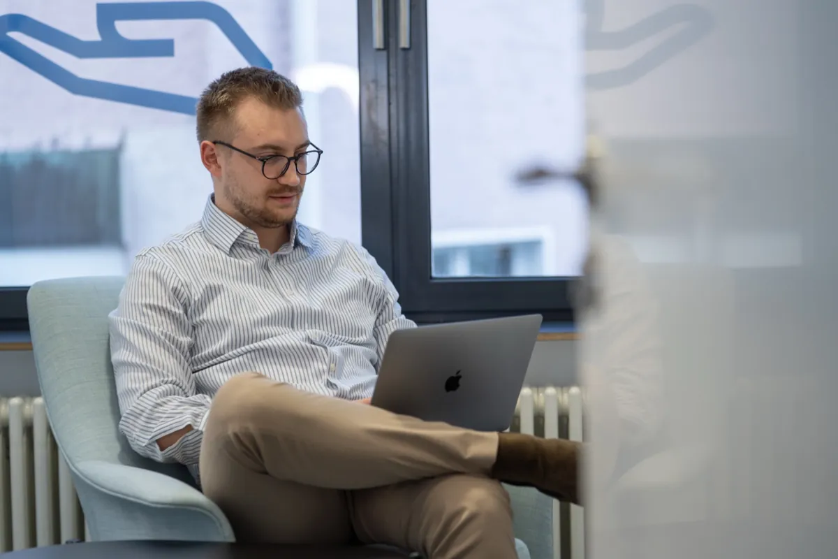 Jonas Schaller bei einer Videoberatung am Laptop